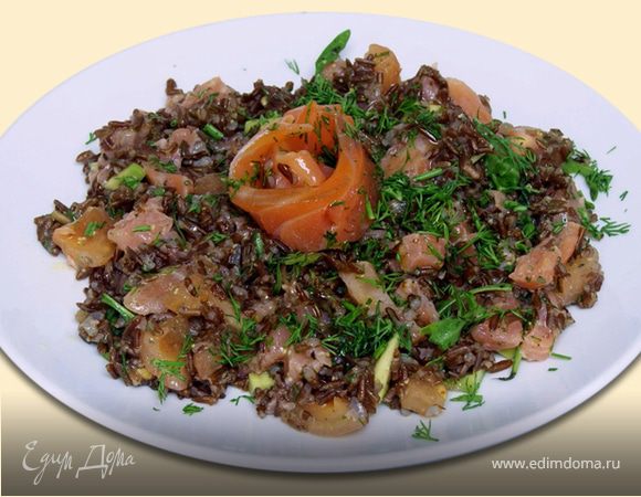 Салат из красного риса с форелью Салат из красного риса с форелью