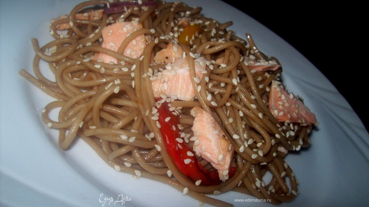 Теплый салат с соба и семгой