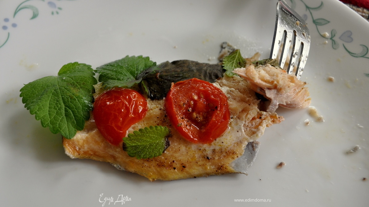 Форель с помидорами и базиликом