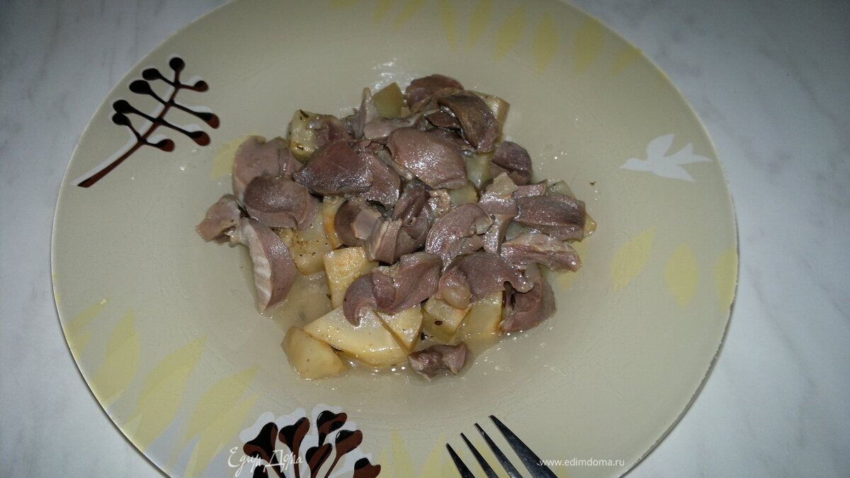 Корень сельдерея в смеси из специй и тушеные желудки индейки