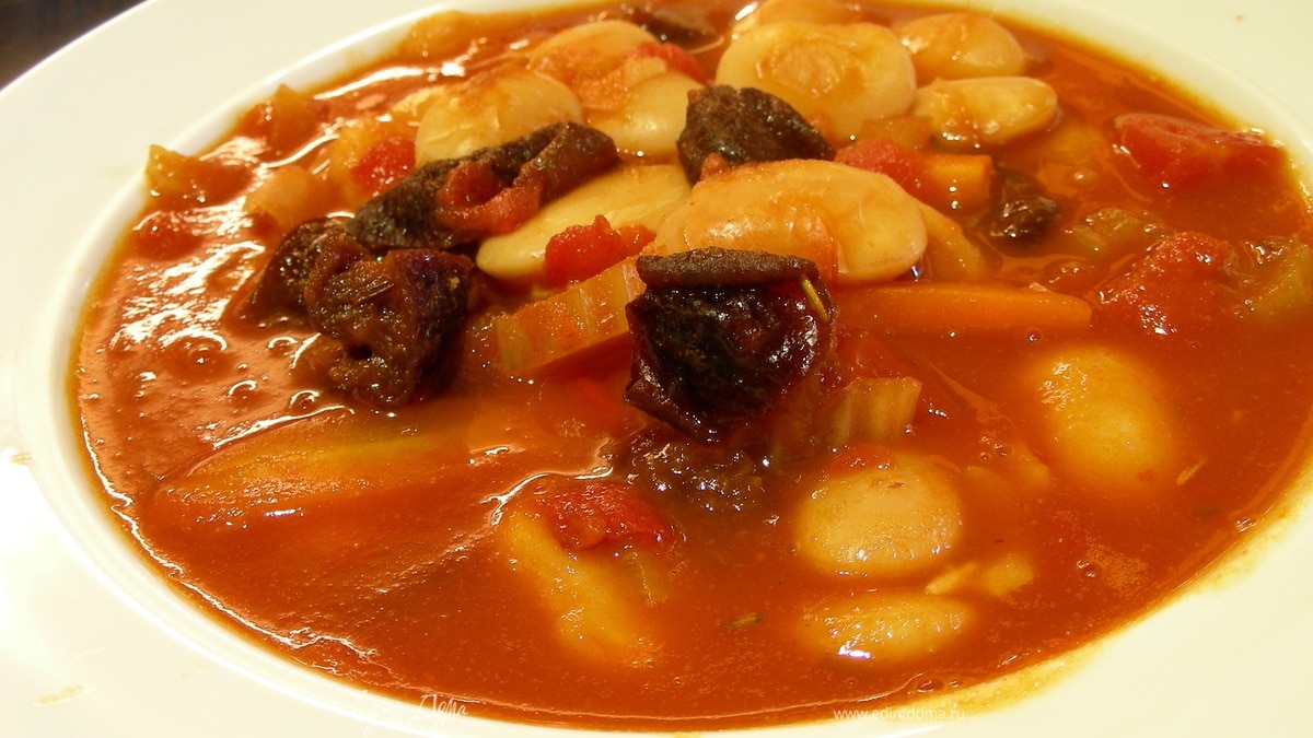 Суп из фасоли с черносливом и розмарином