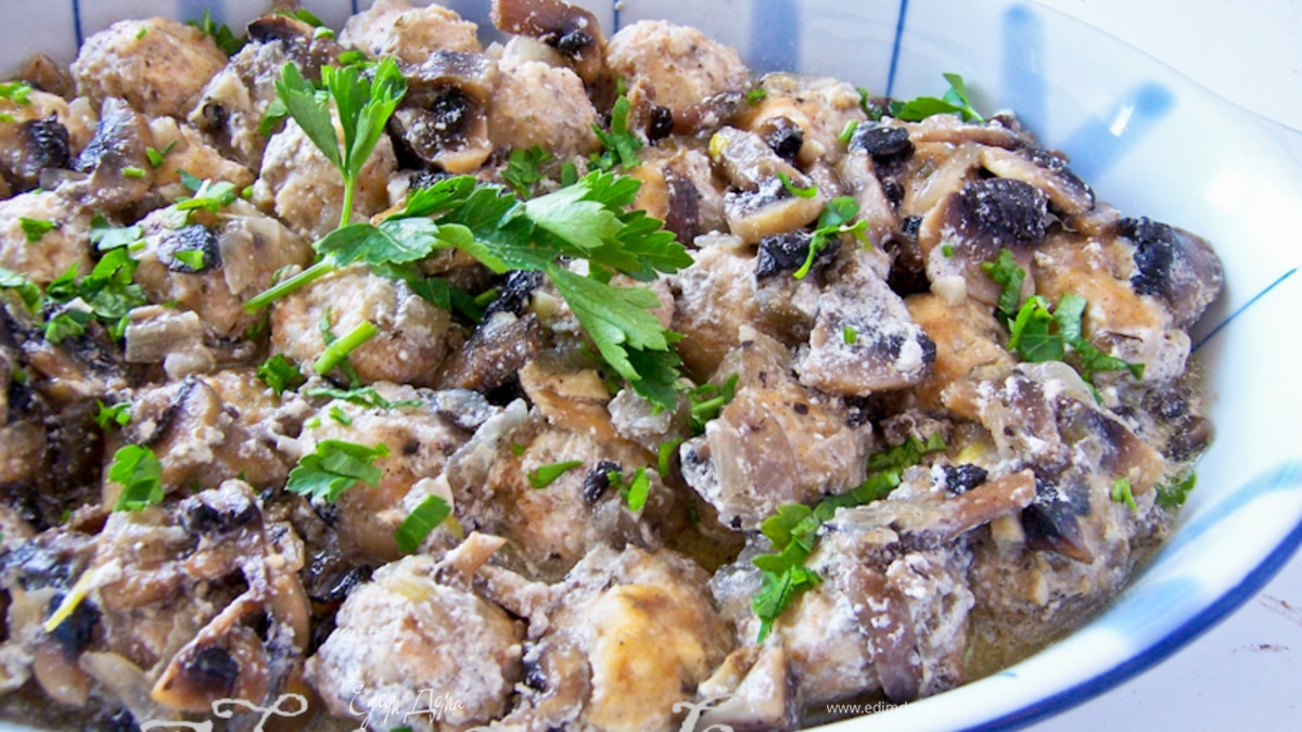 Куриные тефтели в грибном соусе