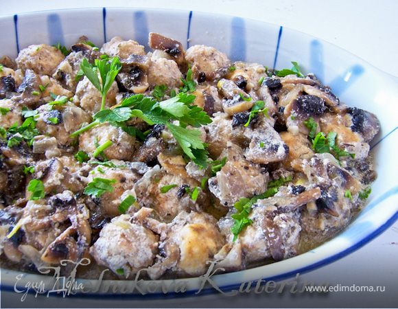 Куриные тефтели в грибном соусе