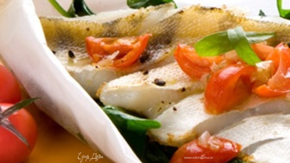 Сибас с помидорами черри на листьях шпината