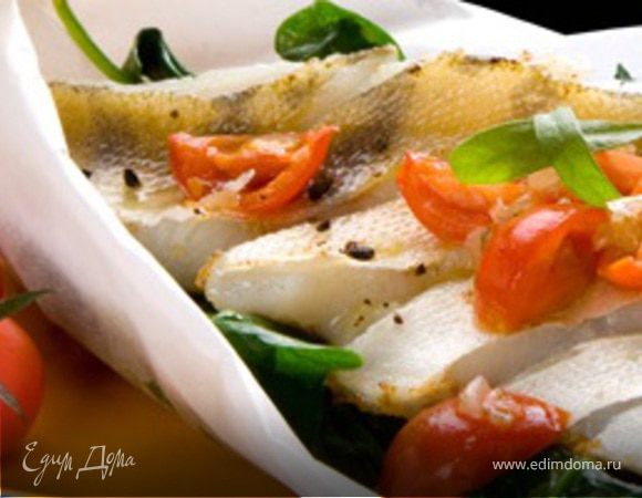 Сибас с помидорами черри на листьях шпината Сибас с помидорами черри на листьях шпината