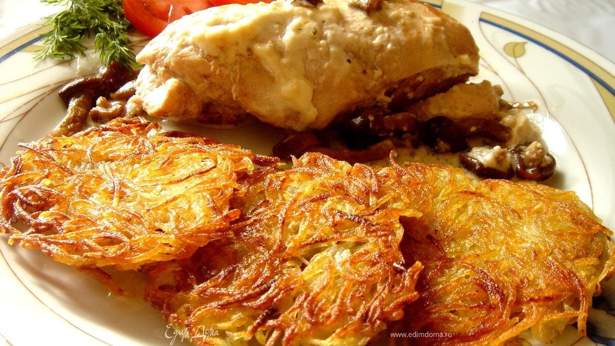 Куриное филе под сливочно-грибным соусом с хрустящими рёсти