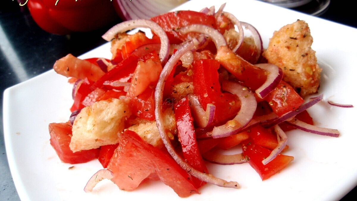 Панцанелла — классический итальянский салат с хлебом