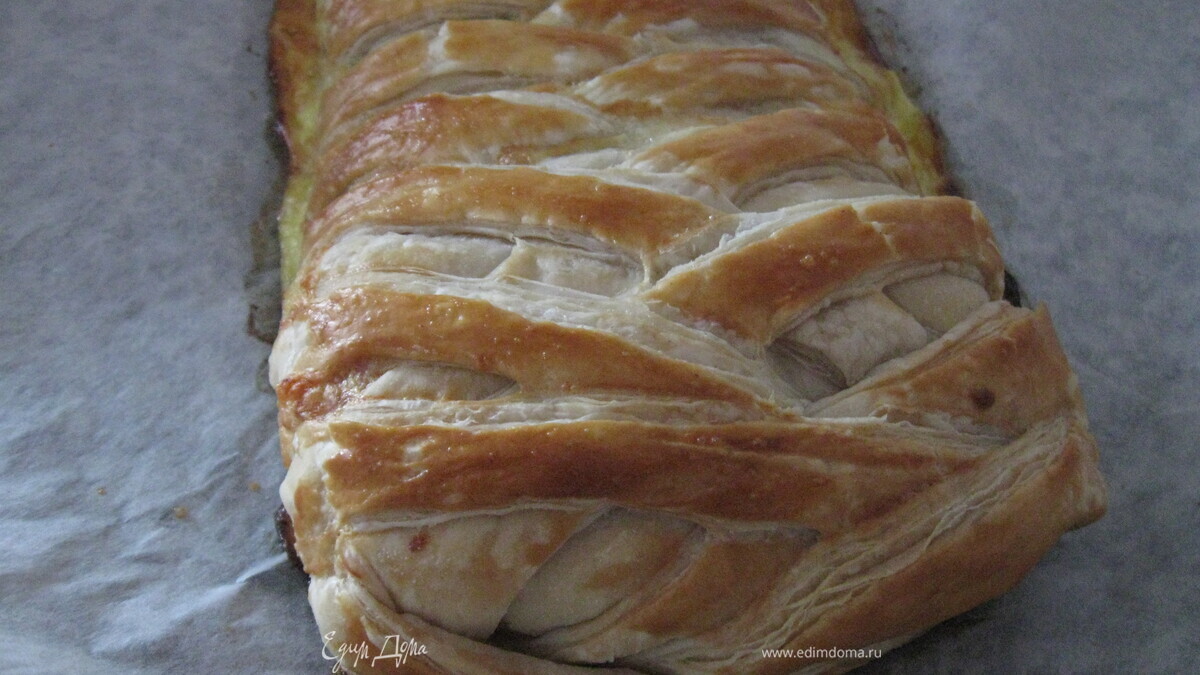 Плетенка из слоеного теста, начиненная сырами и зеленым луком