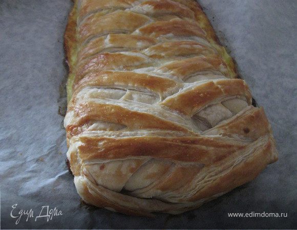 Плетенка из слоеного теста, начиненная сырами и зеленым луком