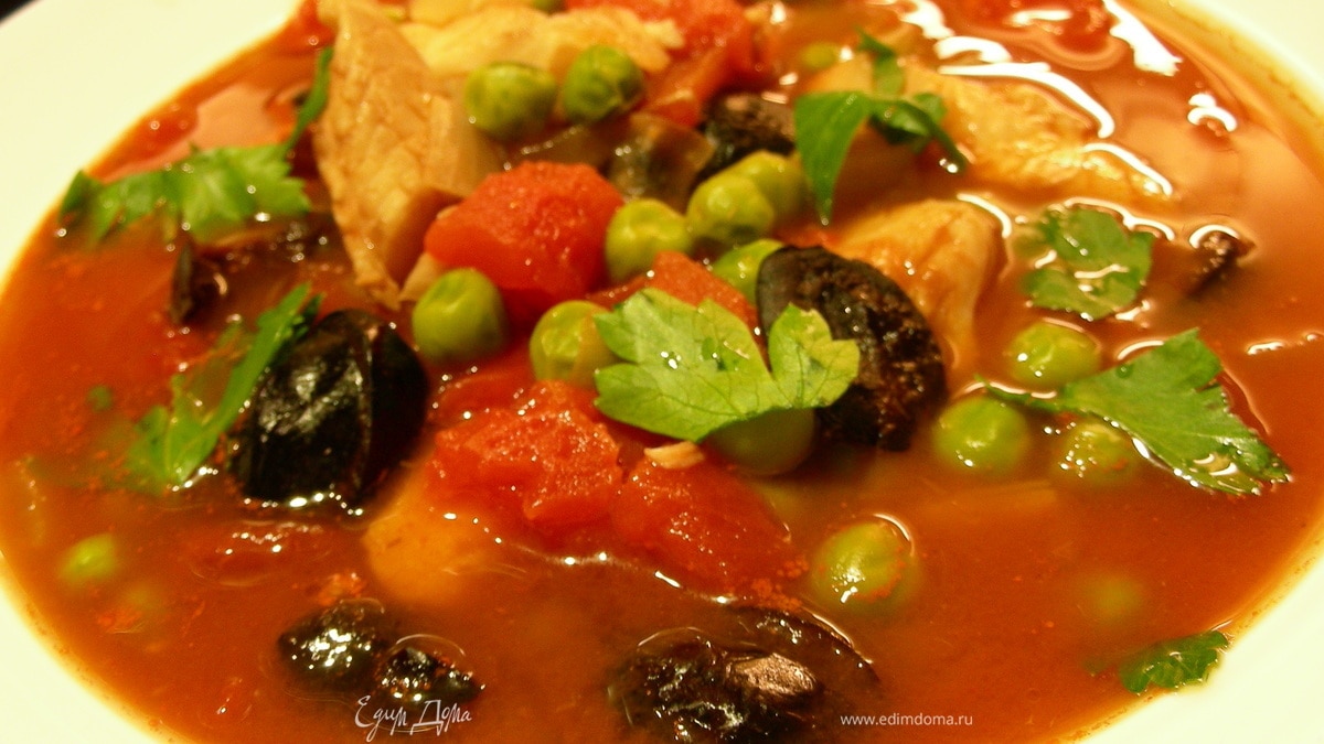 Томатный суп с белой рыбой, зеленым горошком и маслинами