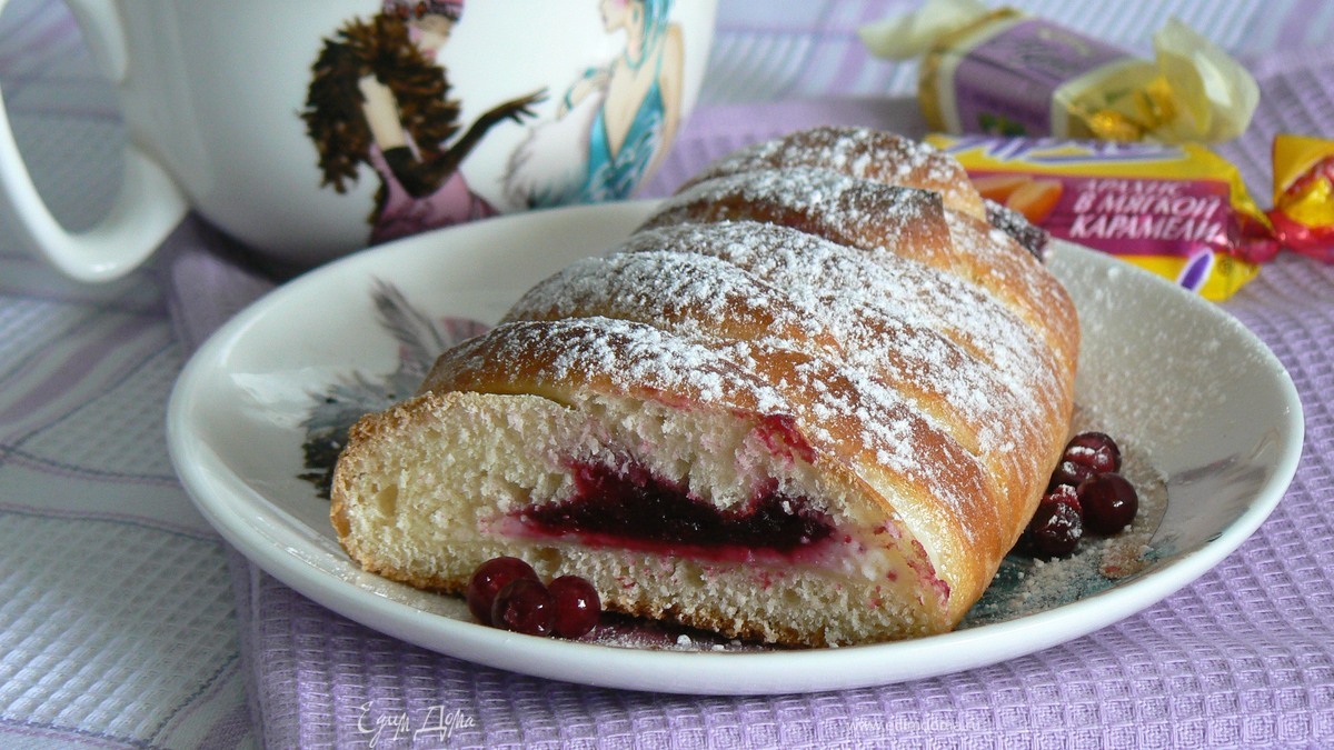 Косички со сливочным сыром и брусникой