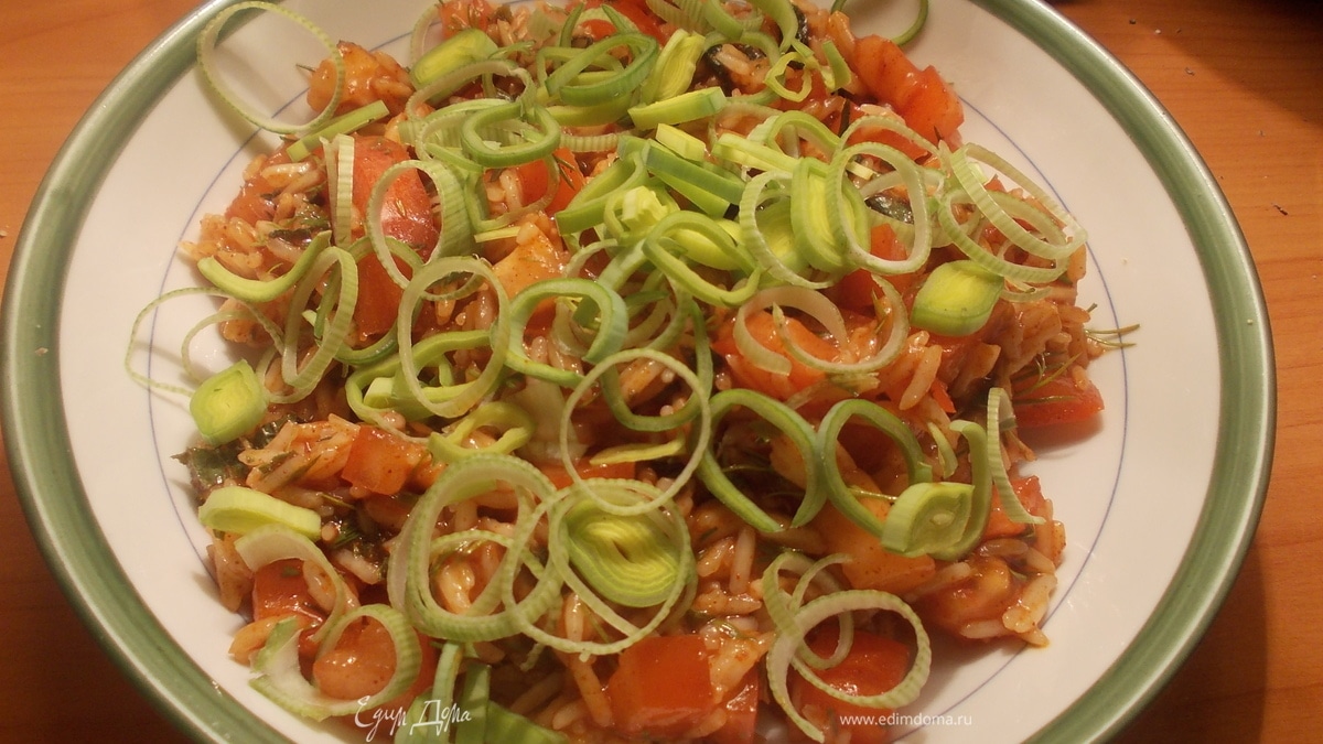 Рисовый салатик с пореем и помидором