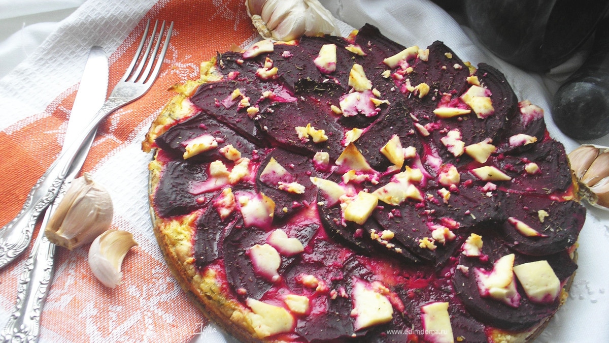 Греческий пирог "падзаропита" с фетой и свеклой