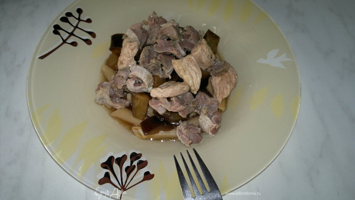 Паста с баклажаном в бальзамическом соусе и мясо птицы с кориандром