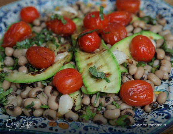 Фасоль с цукини, помидорами черри и базиликом Фасоль с цукини, помидорами черри и базиликом