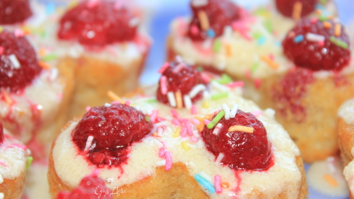 Ванильные кексики с кремом и малиной