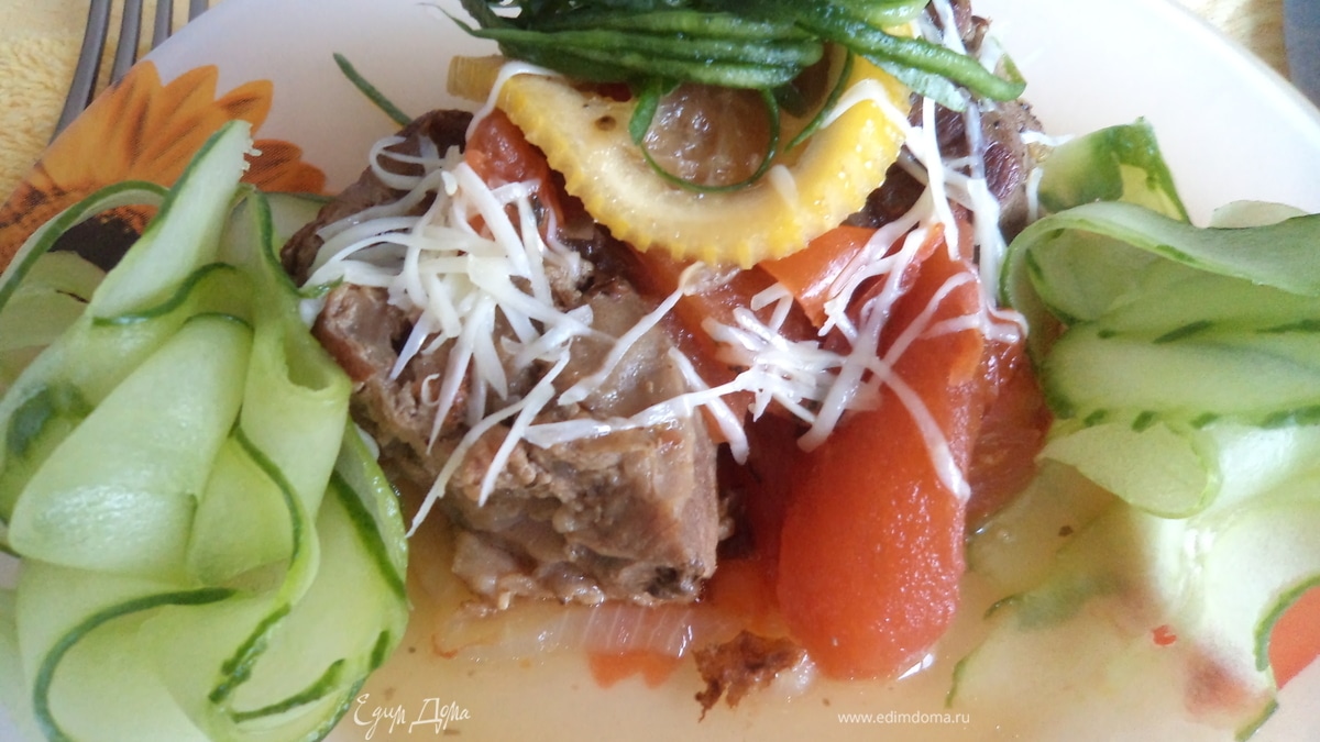 Румяные свиные щечки с огуречной "лапшой"