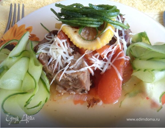 Румяные свиные щечки с огуречной "лапшой" Румяные свиные щечки с огуречной "лапшой"