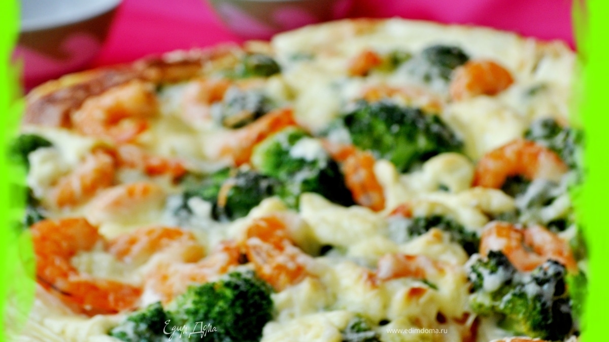 Закусочный пирог с брокколи,креветками и пармезаном