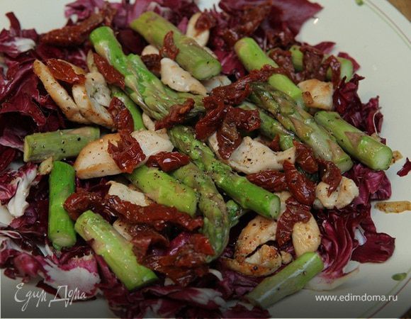 Теплый салат с курицей, спаржей и радиккио 