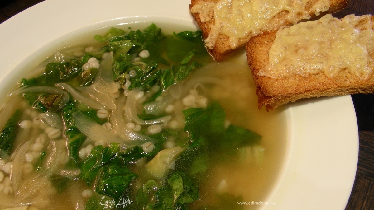 Суп с карамелизированным луком, перловкой и листовой капустой (или латуком)