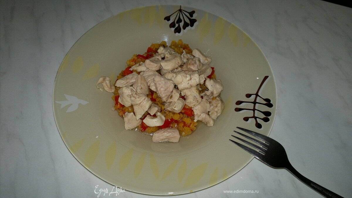 Чечевица с сладким перцем и чесноком и куриная грудка с зирой и кориандром