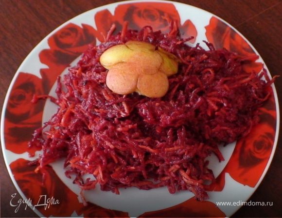 Витаминный салат с яблоком