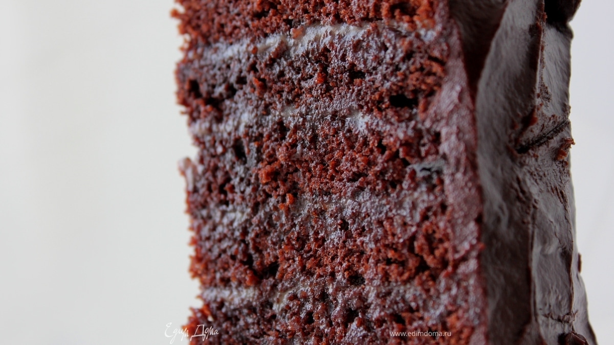 Многослойный шоколадный торт с карамелью