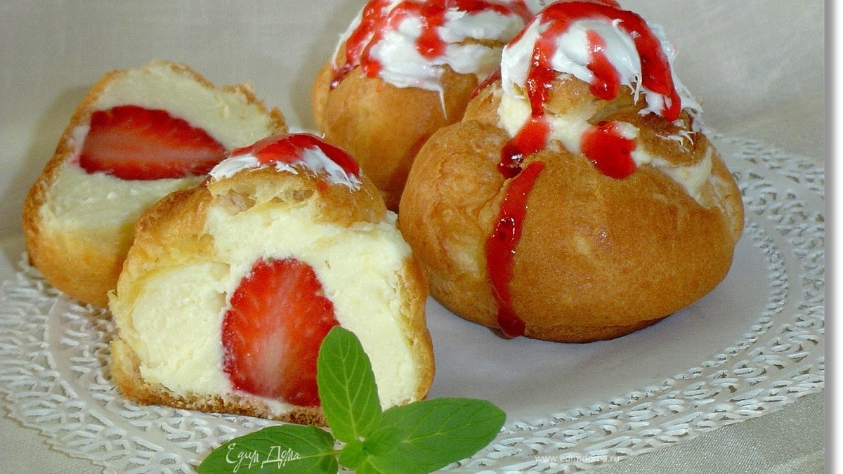 Эклеры с заварным творожным кремом и клубникой