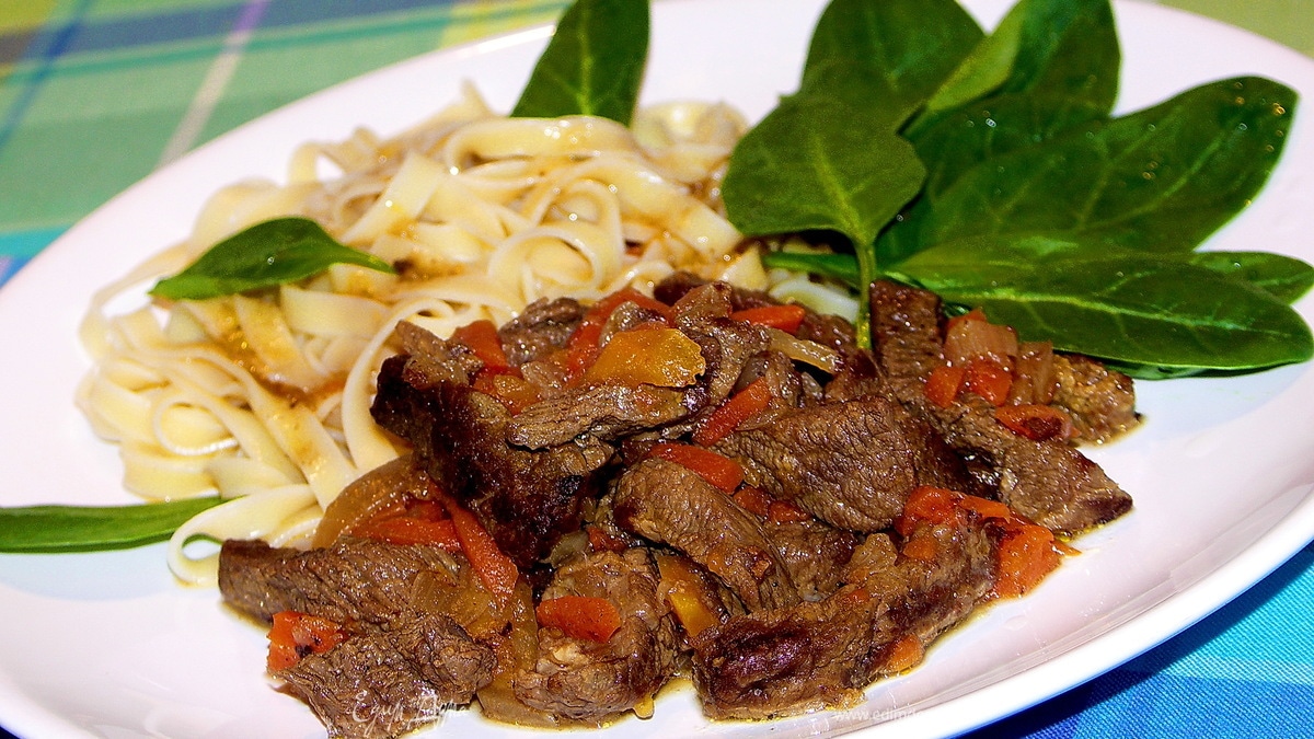 Мясо с ароматными корнеплодами