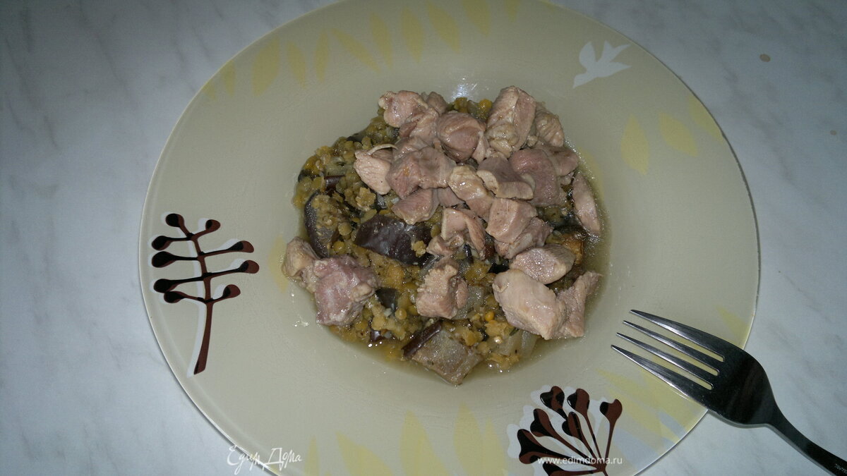 Чечевица по-тайски с имбирем и чесноком, баклажаном и бедром индейки