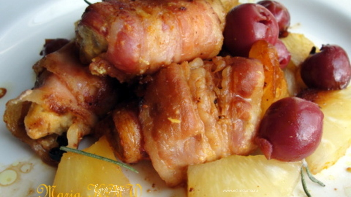 Пряная куриная грудка в беконе, с фруктами