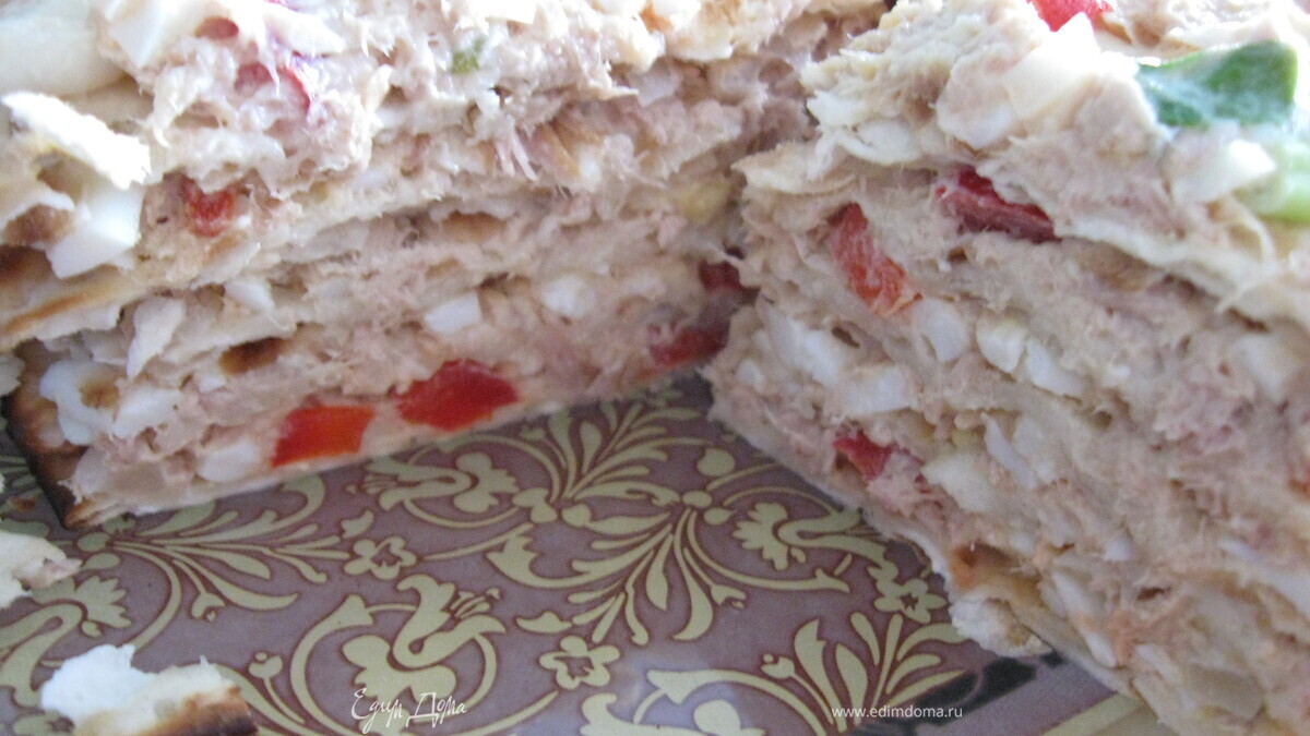 Закусочный торт из мацы и тунца
