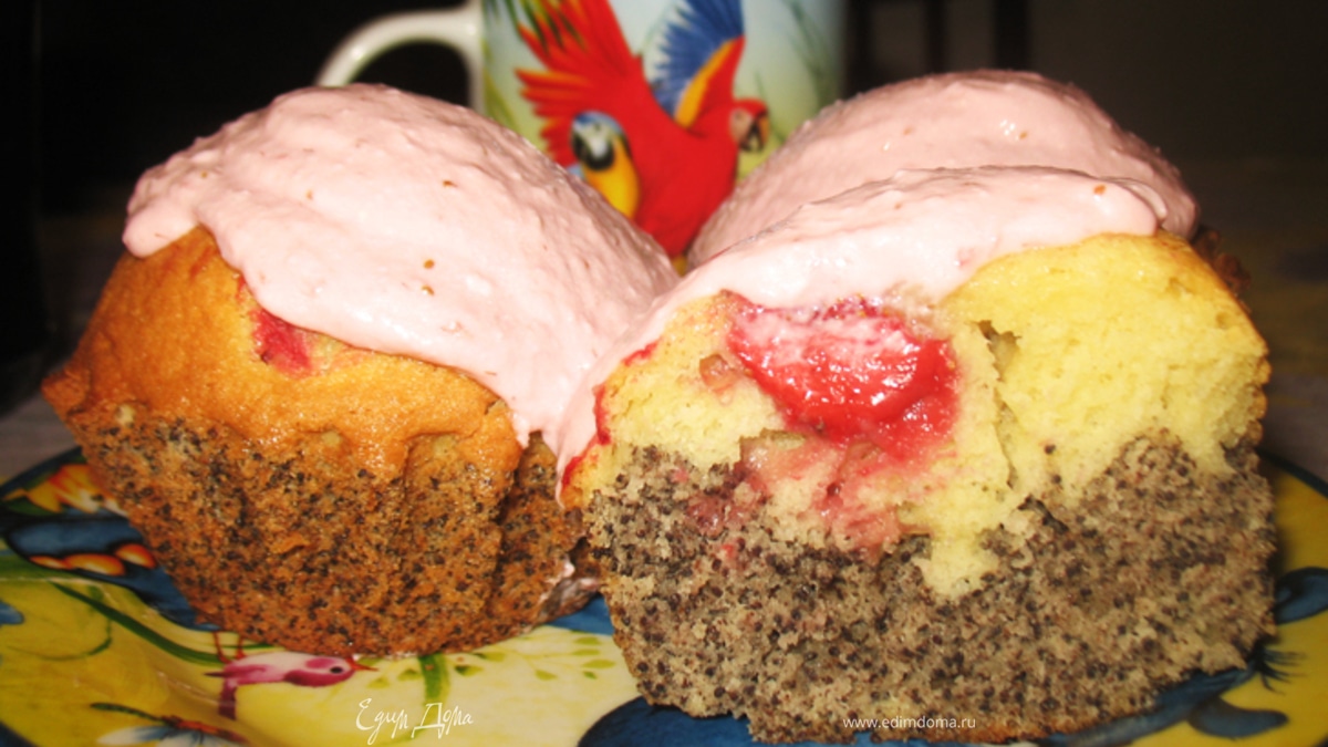 Маковые кексы с клубникой
