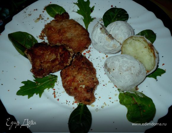 Картофель в скорлупках и свинина в крахмале