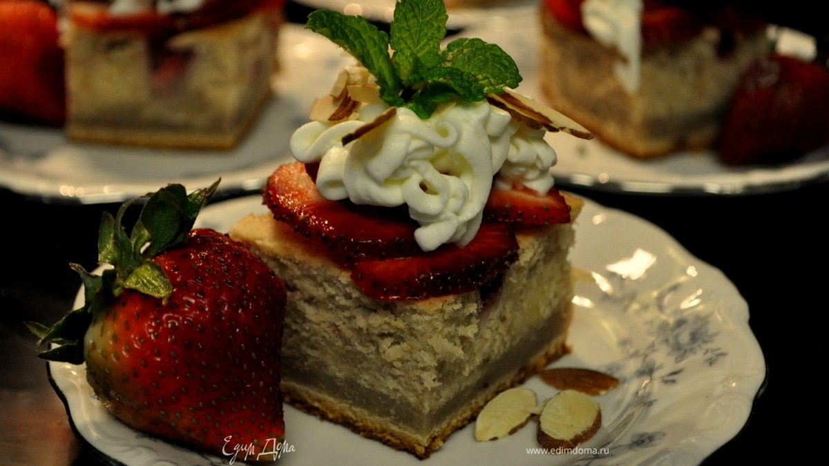 Слоеный торт с клубничной начинкой и кремом "Амаретто"