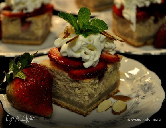 Слоеный торт с клубничной начинкой и кремом "Амаретто" 