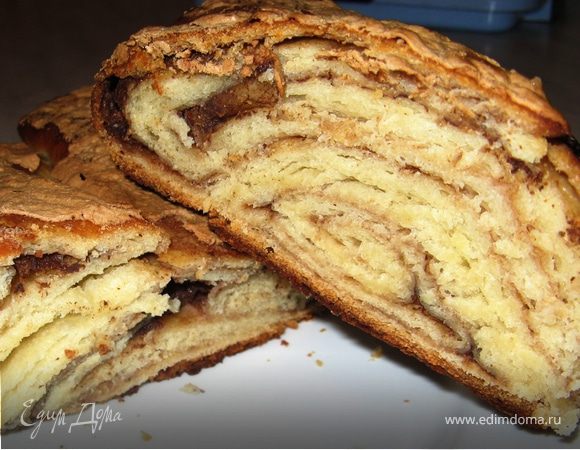 Сдобный рулет под шапкой безе