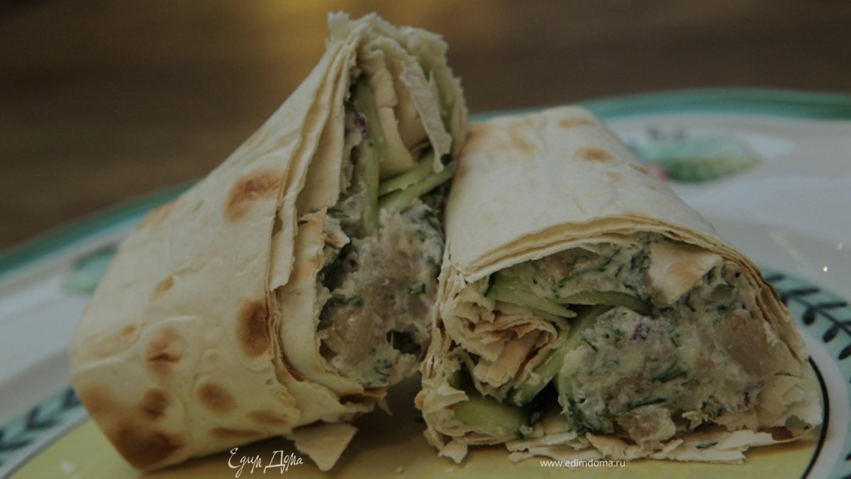 Лаваш с копченой скумбрией, огурцом и хреном