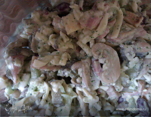 Салат с фасолью, шампиньонами, ветчиной,  с чесночно-мятной заправкой и секретом