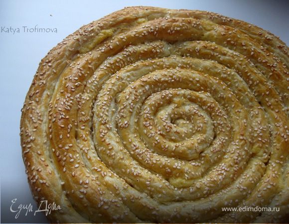 Сырный пирог из слоеного теста