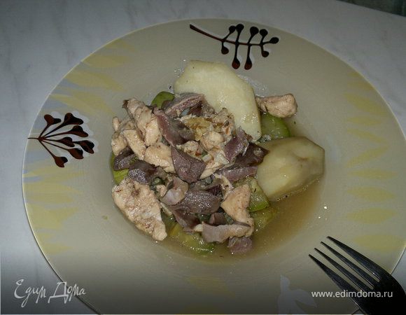Желудки и грудка индейки с отварным картофелем и тушеным кабачком