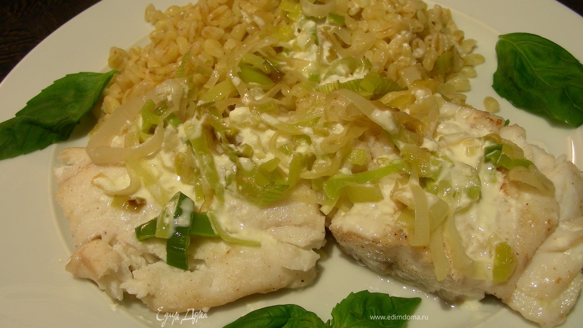 Рыба с луком-пореем и сливочным соусом с водкой