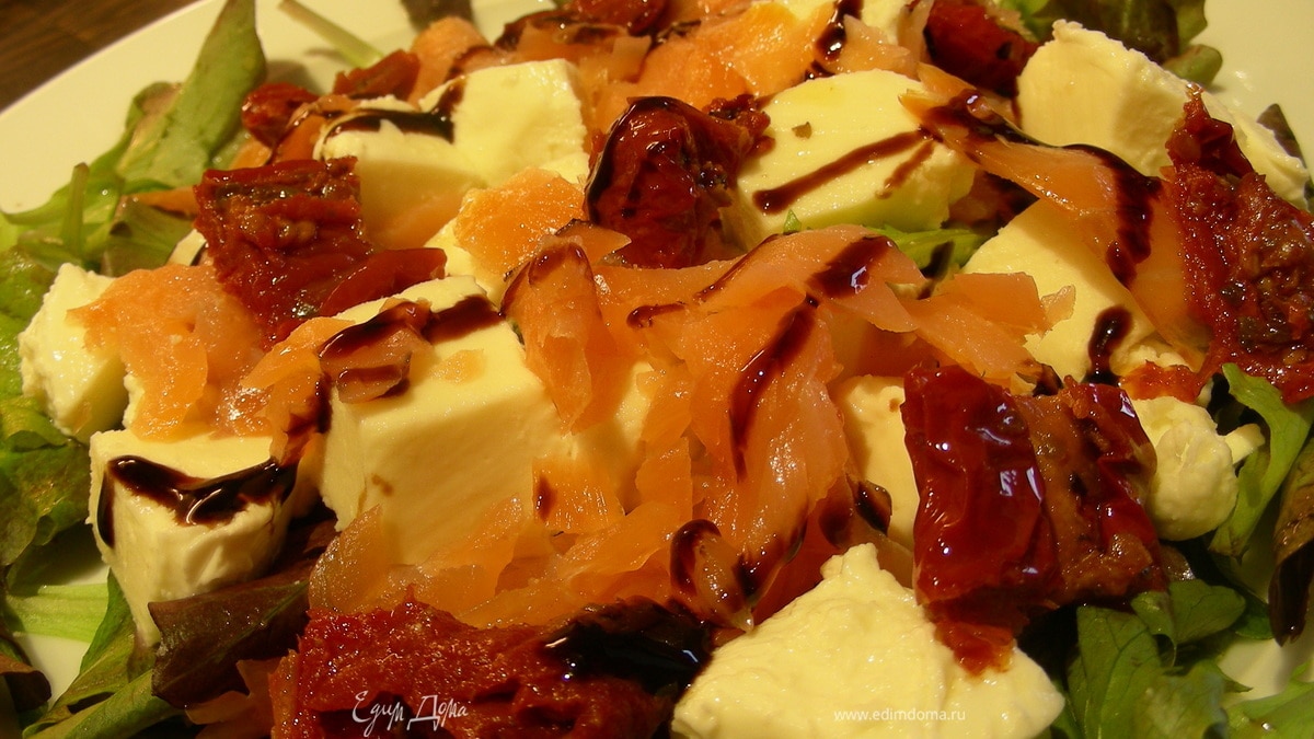 Салат из копченого лосося, моцареллы и вяленых томатов