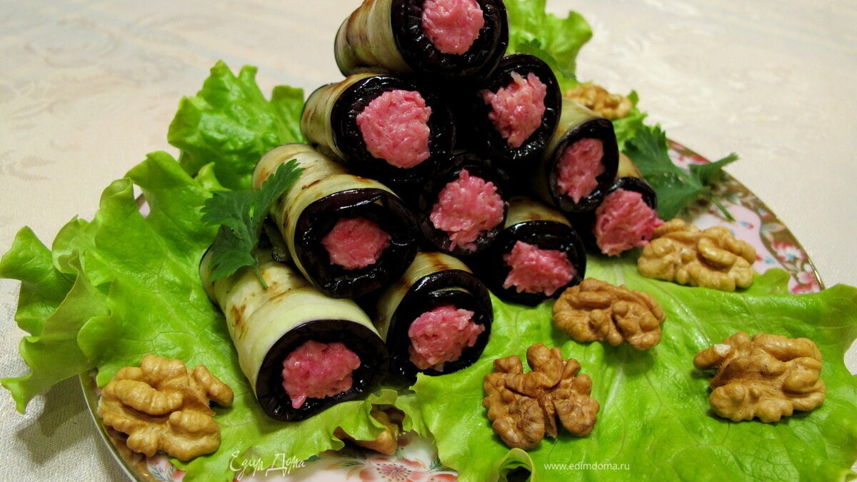 Цветные рулетики из баклажанов