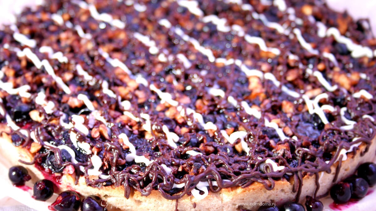 Пирог с шоколадом и черной смородиной 