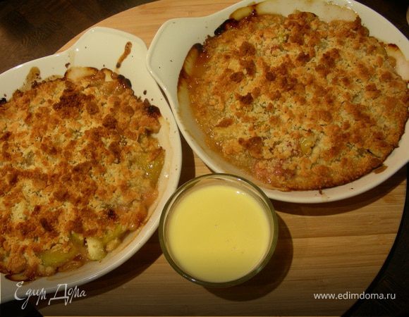 Крамбл с ревенем, яблоками и изюмом