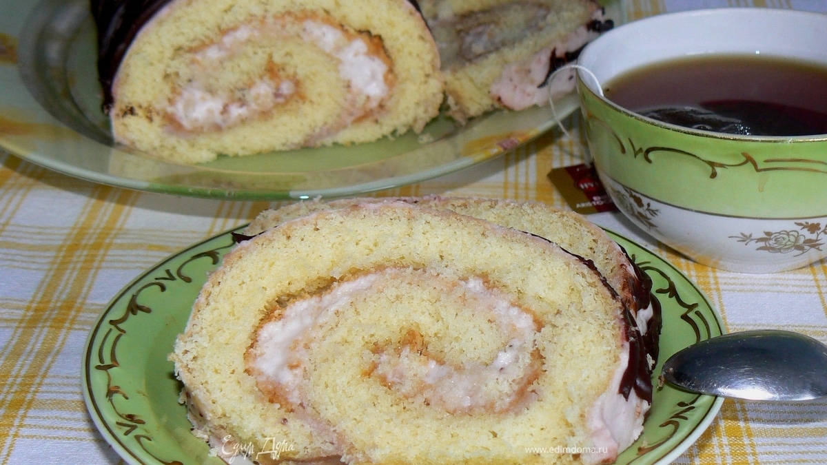 Рулет бисквитный с клубнично-сливочным суфле