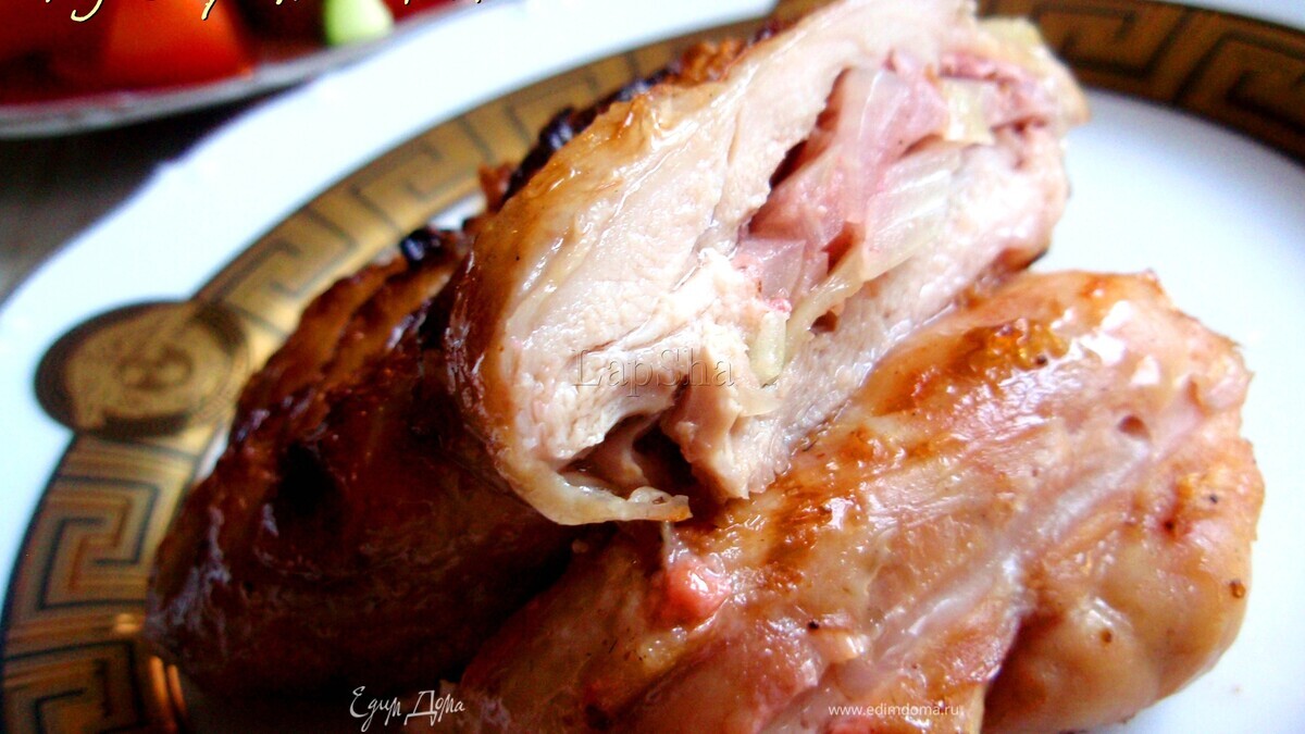 Куриные бедра, фаршированные луком и запеченные на углях