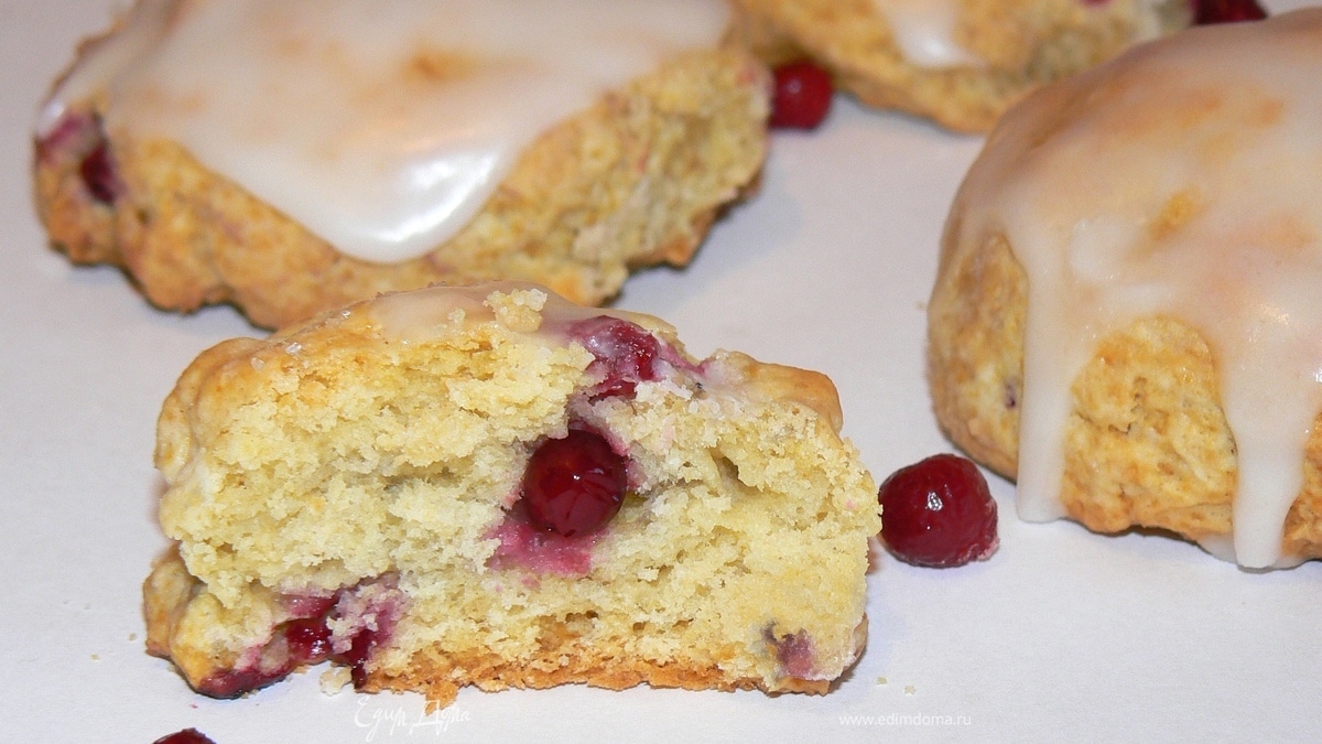 Сконы с кукурузной мукой и брусникой